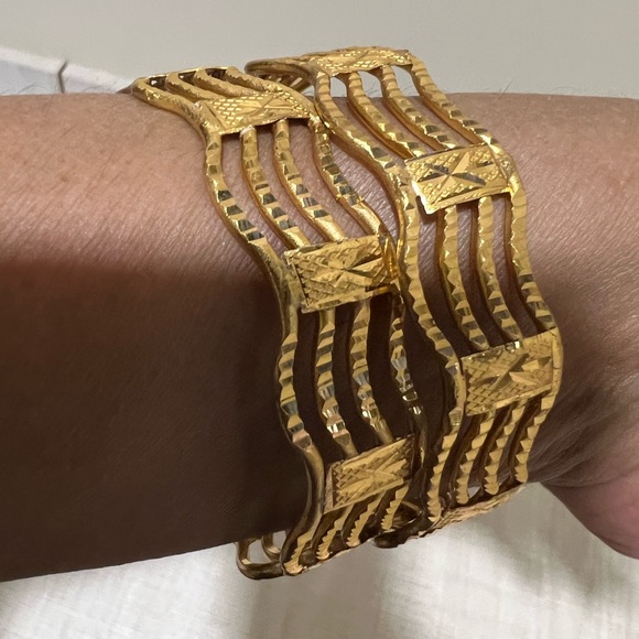 24K Dubai Gold Plated Bangles Set of 2 Size 2.10 - Picture 4 of 6